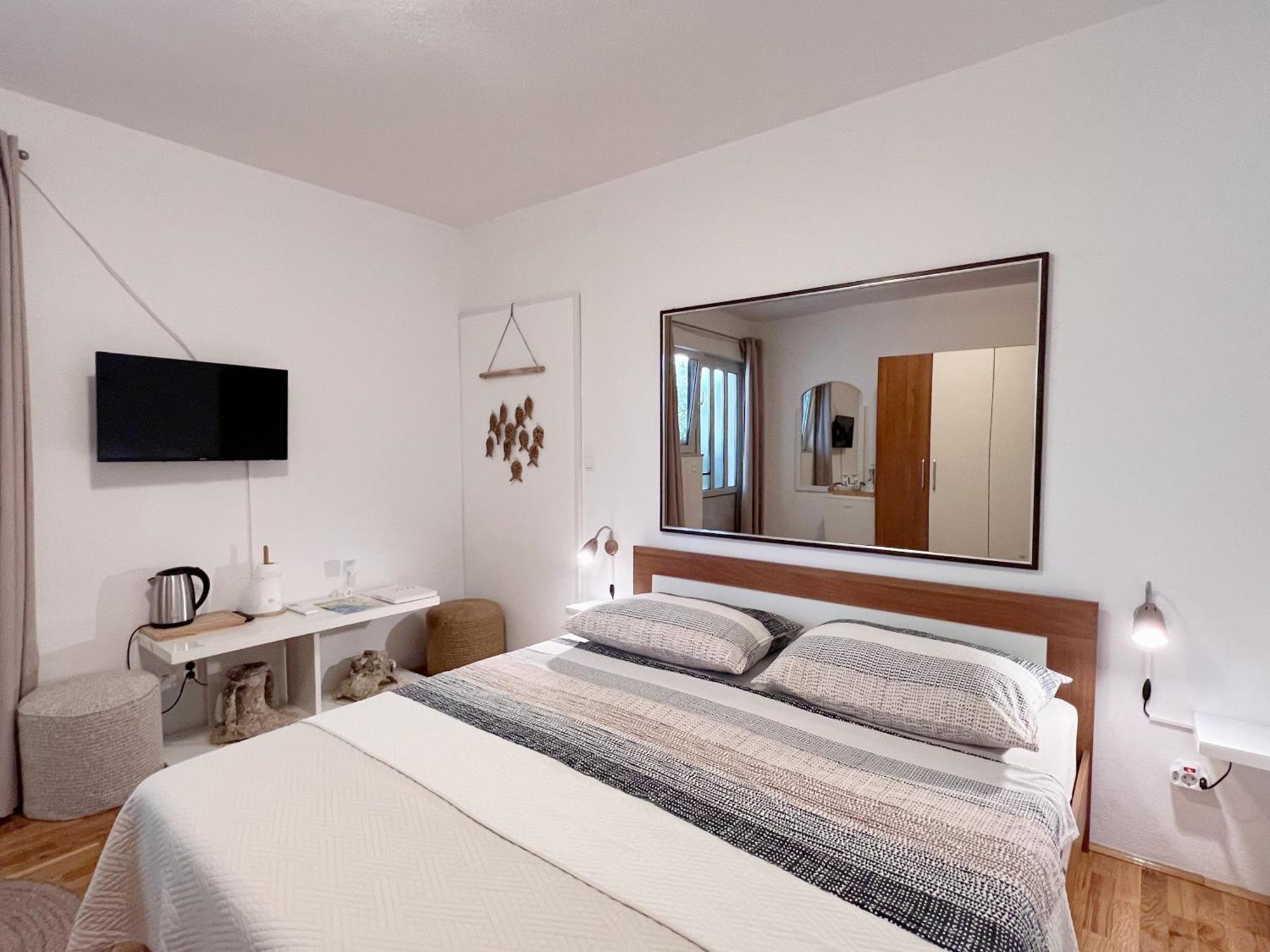Room Tai - Spacious And Comfy With Private Terrace Đảo Hvar Ngoại thất bức ảnh